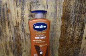 Vaselina Cuidado Intensivo Loción Corporal Cacao Radiante para Piel Seca Loción 20.3oz - Imagen 1 de 2