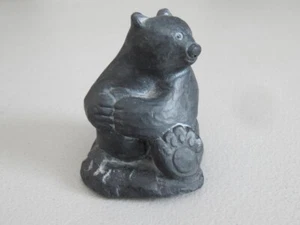 Statuina seduta vintage 3" Grizzly orso nero intagliata a mano pietra ollare finitura opaca - Foto 1 di 8