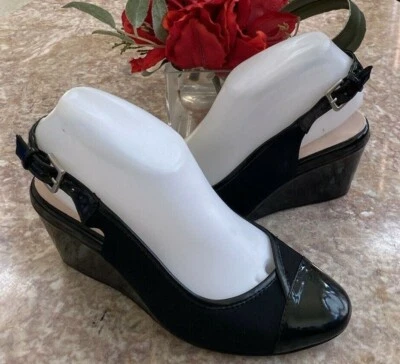 Nuevo salón de cuña Taryn by Taryn Rose negro con honda trasera para mujer talla 6,5 M, precio de venta sugerido por el fabricante 139 USD Foto 1 de 4