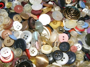 BUTTONS! BUTTONS! Vintage and Modern Mix 2+ Pounds Sewing Craft Etc... - Picture 1 of 4