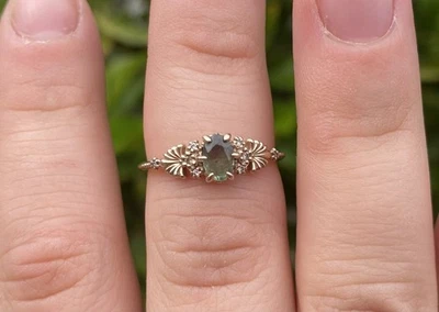 Anillo de compromiso ovalado de zafiro verde de oro blanco natural de 18 k con detalles de diamantes Foto 1 de 4