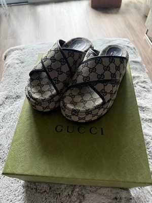 Sandalias Gucci GGCanvas Plataforma Slide en el raro color beige y azul. Foto 1 de 4