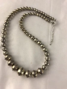 Collar de cuentas de plata esterlina graduadas de perlas navajo de banco estampado a mano de 19" - Imagen 1 de 12