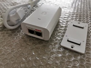 Ubiquiti Desktop Gigabit PoE wtryskiwacz 1x RJ-45 24W PoE 24V - biały airFiber - Zdjęcie 1 z 3