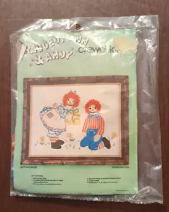 Kit de bordado crewel vintage paquete de regalo Raggedy Ann & Andy nuevo en paquete - Imagen 1 de 3