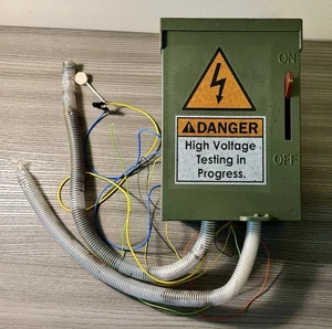 GROSSER GRÜNER ANIMIERTER GEFAHR HOCHSPANNUNGS-SICHERUNGSKASTEN WACKELNDE KABEL PROP - Bild 1 von 10