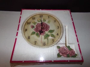 RELOJ DE PARED RESINA ROSA CON PÉDULO A PILAS 3D - Imagen 1 de 2