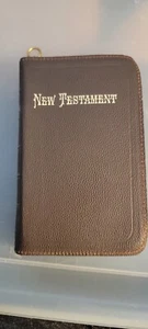 A J Holman Co 1948 Pocket New testament Bible good condition 5" x 3",zippered - Bild 1 von 10