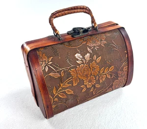 Cartera canasta de madera vintage hecha a mano flor en relieve latón cierre oscilante - Imagen 1 de 8