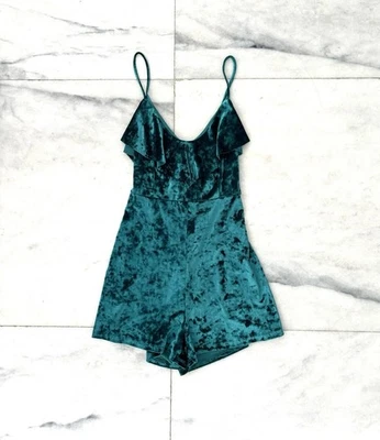 Mameluco Urban Outfitters Terciopelo Verde Cuello en V Volantes Mujer M Fiesta Glamour Años 70 EE. UU. Foto 1 de 4