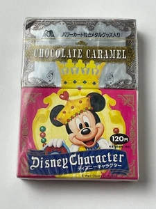 Caja de dulces de chocolate Mickey Mouse de 1990 con tarjeta coleccionable y dije de metal premium - Imagen 1 de 2