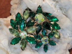 Vintage Prong Set Green and AB Rhinestone Flower Floral Leaf Brooch Unsigned - Imagen 1 de 7
