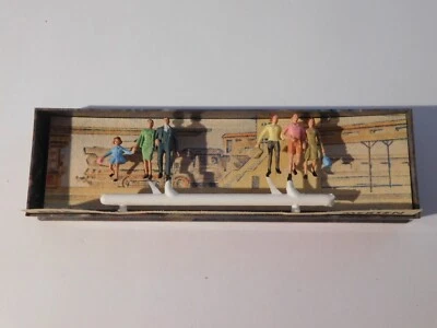 ++ C60 H0 1/87 Merten 2301 Figurenset Passanten treppabsteigend NEU - Bild 1 von 2