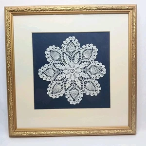 Tapete de encaje de ganchillo enmarcado 13"x13" arte de pared kitsch abuela shabby chic - Imagen 1 de 5