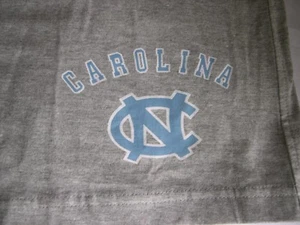 NORTH CAROLINA UNIVERSITY Pantalones Cortos Tejidos Gris Talla 1X Nuevos Deportes Colegio Serigrafía - Imagen 1 de 5