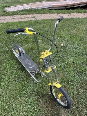 Scooter Schwinn Stingray amarillo Foto 1 de 4