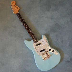 Guitarra eléctrica Fender hecha en Japón tradicional Mustang Daphne azul de... - Imagen 1 de 16