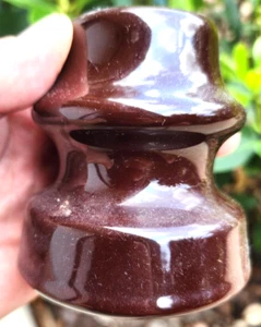 Aislante de cerámica marrón 4"" alto 3"" de ancho vintage coleccionable raro - Imagen 1 de 4