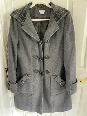 Chaquetón Kim Rogers mezcla de lana con botones de palanca capucha a cuadros. Gris. 12 Foto 1 de 4