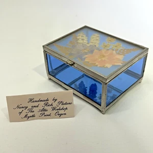 Portagioie in vetro blu fatto a mano coperchio incernierato con fiori pressati fondo specchio 3,75" - Foto 1 di 10