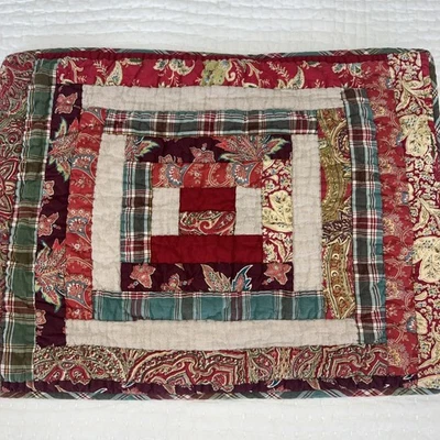 Fundas de almohada de retazos acolchadas Pottery Barn para cabaña de troncos estándar rojo verde Foto 1 de 4