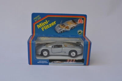 Playbear Modellauto Jaguar XJ 220 Silber mit Rückzugsmotor  1:43 in OVP - Bild 1 von 4