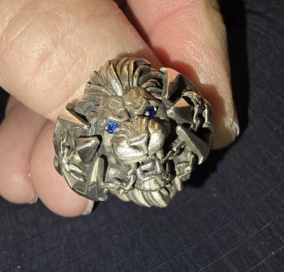 NightRider Rudiarius Banda Cabeza de León con Ojos de Zafiro Anillo Talla 12 Night Rider $700 Foto 1 de 4