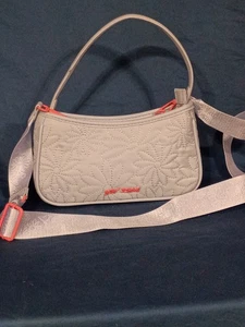 Betsey Johnson kleine Umhängetasche gesteppt Gänseblümchen Tasche Handtasche #B1 - Bild 1 von 11