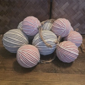 10 adornos de bola de Navidad tela a rayas cubierta rústica granja rojo y azul marino - Imagen 1 de 7