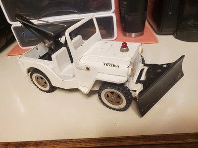 Camión grúa Tonka con arado y gancho completo y funcionando Foto 1 de 4