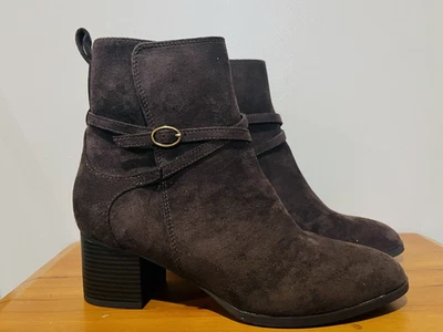 NUEVO Anne Klein Makanda Marrón Gamuza Tacón Medio Hebilla Botines Botas 9M  Foto 1 de 4