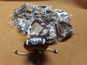 10 ARMBÄNDER SCHÖNES HANDGEFERTIGTES LEDER, KORDEL & HOLZ FRIEDENSSCHILD VERSTELLBAR - Bild 1 von 5