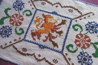 Superbe napperon/ centre de table BRODÉ main de fleurs et d'un dragon - Photo 1/2