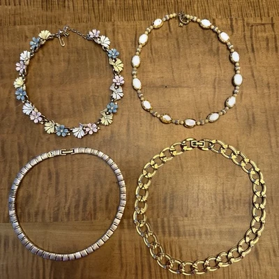 Cuatro collares gargantilla vintage florales, con cuentas y eslabones. Dos Monet firmados. Foto 1 de 4