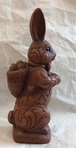 Figura de Jim Shore Yummy Bunny, 9" de alto, Pascua de chocolate, 2010 - Imagen 1 de 5