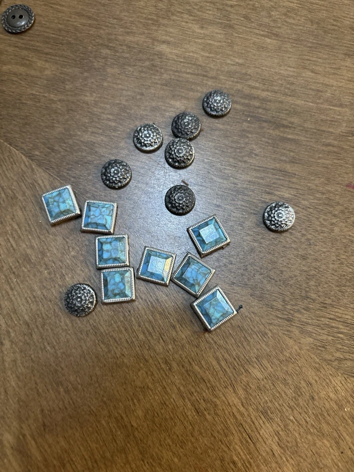 Lote de incrustaciones de turquesa y conchos de metal estilo vintage Foto 1 de 4