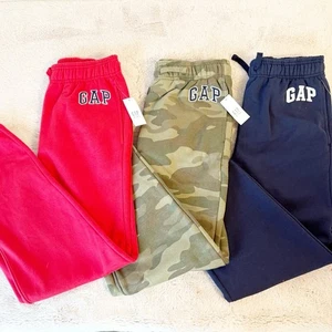 Neu mit Etikett GAP Paket 3 Jogginghose Jungen Größe XL / 12 rot, marine, tarnfarben - Bild 1 von 3
