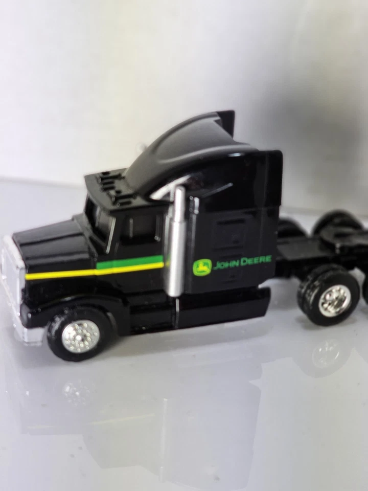 Cool ERTL 1/64 JOHN DEERE NEGRO SEMIRREMOLQUE MODELO F0519YL01 JUGUETE  Foto 1 de 4