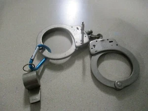 M-100 SMITH & WESSON MANETTE CON CHIAVE E FISCHIO IN OTTONE H.W.C. - Foto 1 di 8