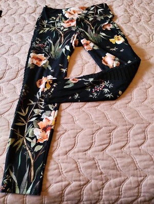 Pantalones Betsey Johnson para mujer S negros con calzas de rendimiento floral con volantes Foto 1 de 4