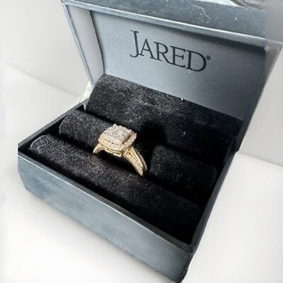 Anillo de compromiso de diamantes de oro amarillo de 14K de corte redondo de 1 quilate Foto 1 de 4