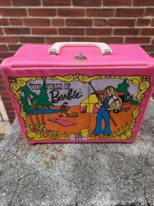 The World Of Barbie Fiambrera 1972 Vintage por Thermos Rosa Traje de Baño Malibú LEER - Imagen 1 de 23