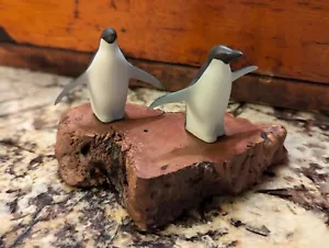 Vintage John Perry Paar Pinguine auf Wurzelholzsockel, signiert - Bild 1 von 9