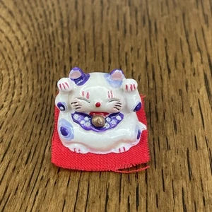 Vintage Japenese Lucky Cat Ceramic Figurine With Rug Small 0.75” Read - Foto 1 di 7
