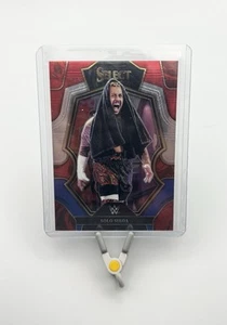 Panini Select WWE 2023 - Premier Level Solo Sikoa #175 rojo y azul Prizm - Imagen 1 de 2