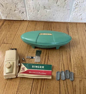 Singer 1960's Button Holder w/ Green Clamshell Case - Image 1 of 4