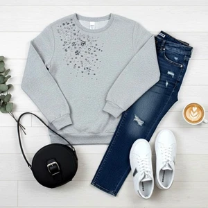 Sudadera LOFT Gris Embellecida Cuello Redondo | Tachuelas Plateadas Ahumadas | Grande Para Mujer - Imagen 1 de 11