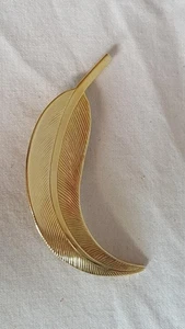 VINTAGE 2,25" GOLDFARBENE STRUKTURIERTE TROPISCHE BANANENBLATT-BROSCHE ~ ANSTECKNADEL ~ UNSIGNIERT ~ ZINNMETA - Bild 1 von 4
