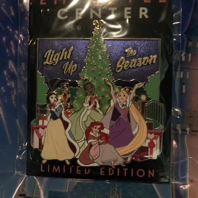 Disney DEC D23 Ilumina la Temporada 2023 LE 250 Prendedor Princesa Rapunzel Ariel Tiana Foto 1 de 2