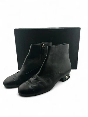 Botín CHANEL de piel de becerro negro con detalle de perla sintética CC talla 37 usado en excelente estado Foto 1 de 4